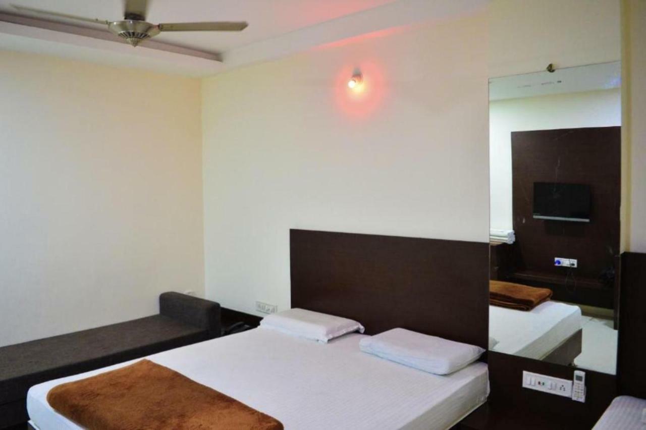 Hotel Maheshwari Avenue Удджайн Экстерьер фото